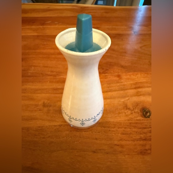 Vintage Pyrex Butter Dish and Salt or Pepper Holder - Picture 4 of 8